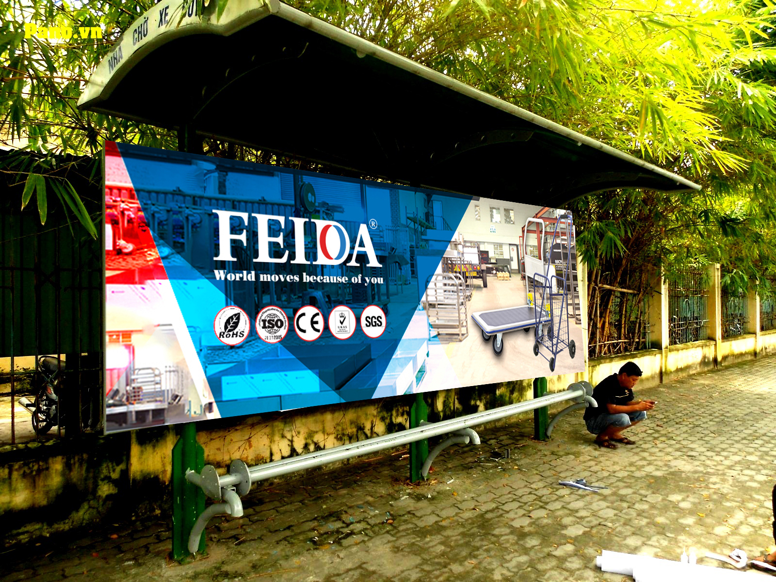 Xe đẩy hàng Feida quảng cáo tại nhà chờ xe bus